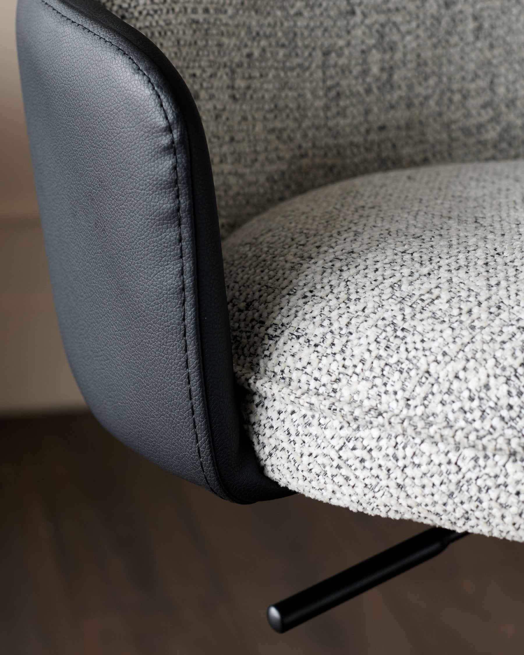 Tabouret de bar à vérin à gaz en tissu gris Wren et similicuir noir