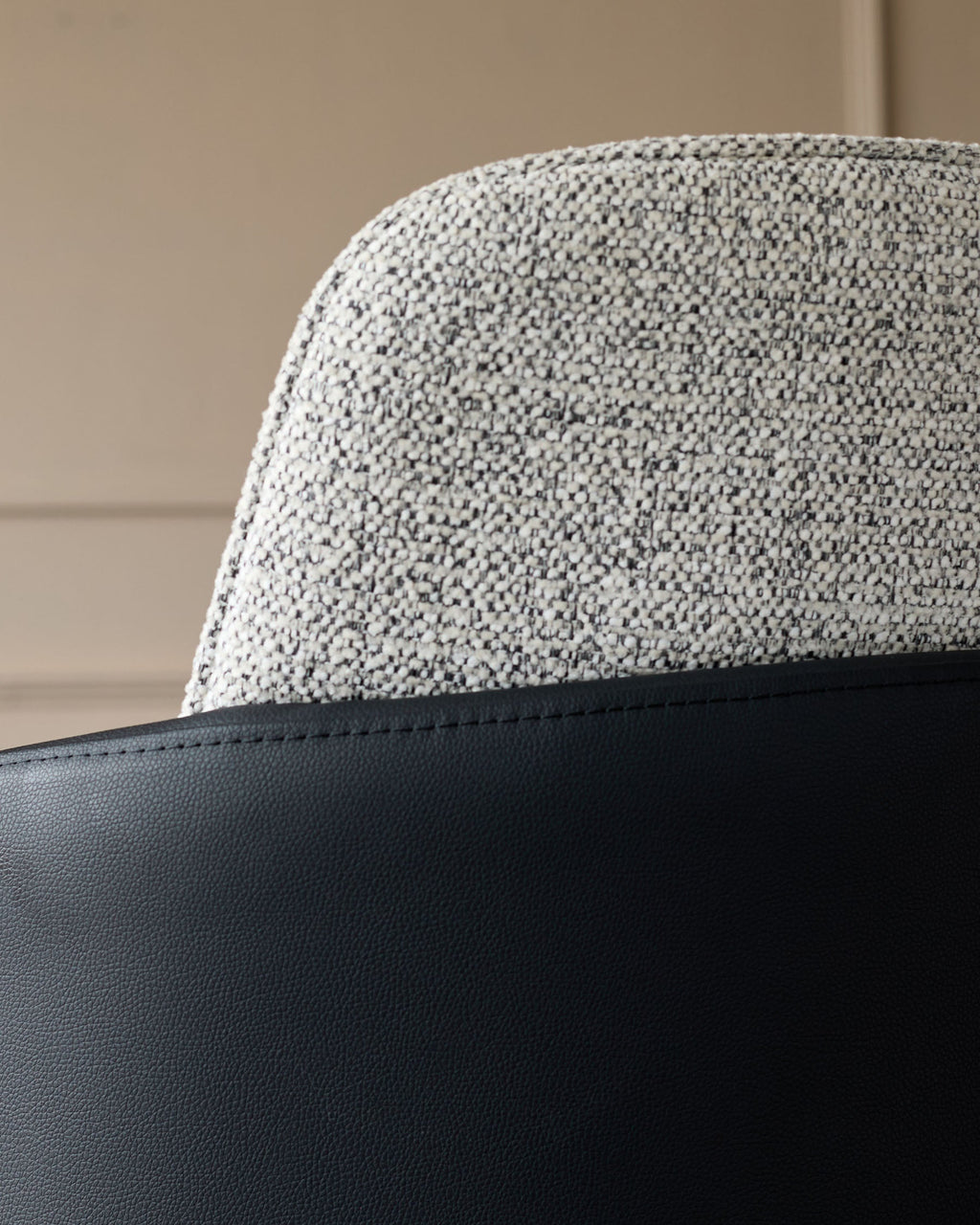 Tabouret de bar à vérin à gaz en tissu gris Wren et similicuir noir