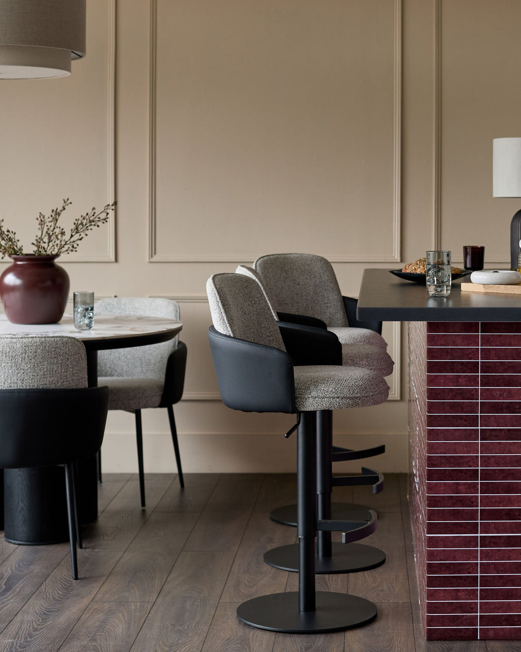 Tabouret de bar à vérin à gaz en tissu gris Wren et similicuir noir