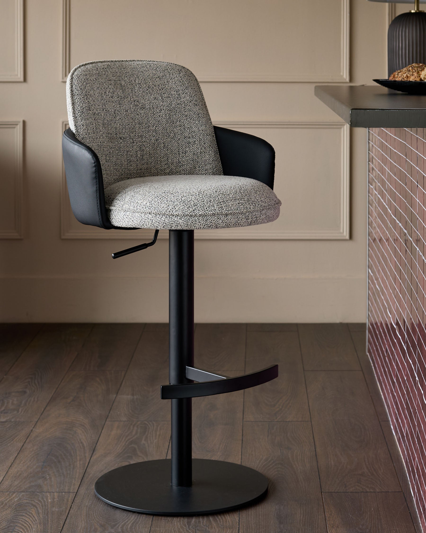 Tabouret de bar à vérin à gaz en tissu gris Wren et similicuir noir
