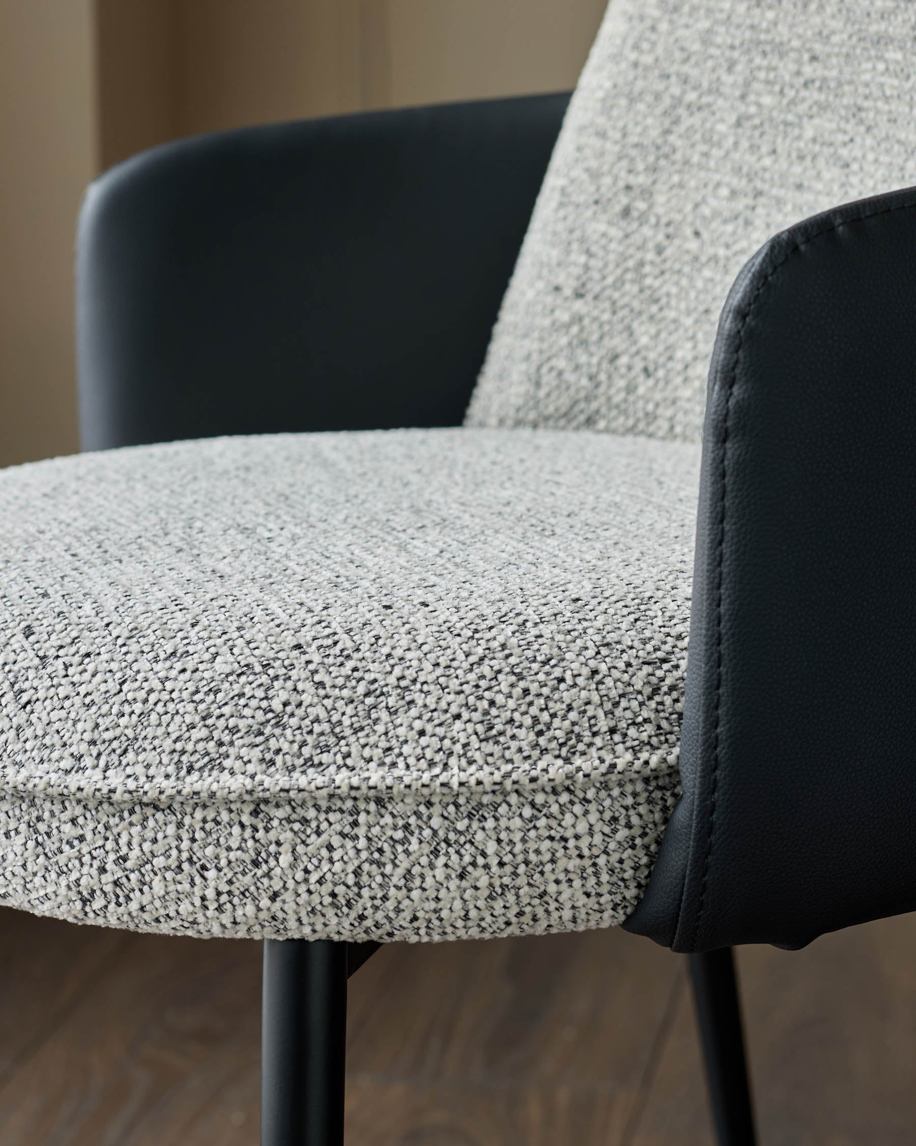 Chaise de salle à manger en tissu gris Wren et similicuir noir