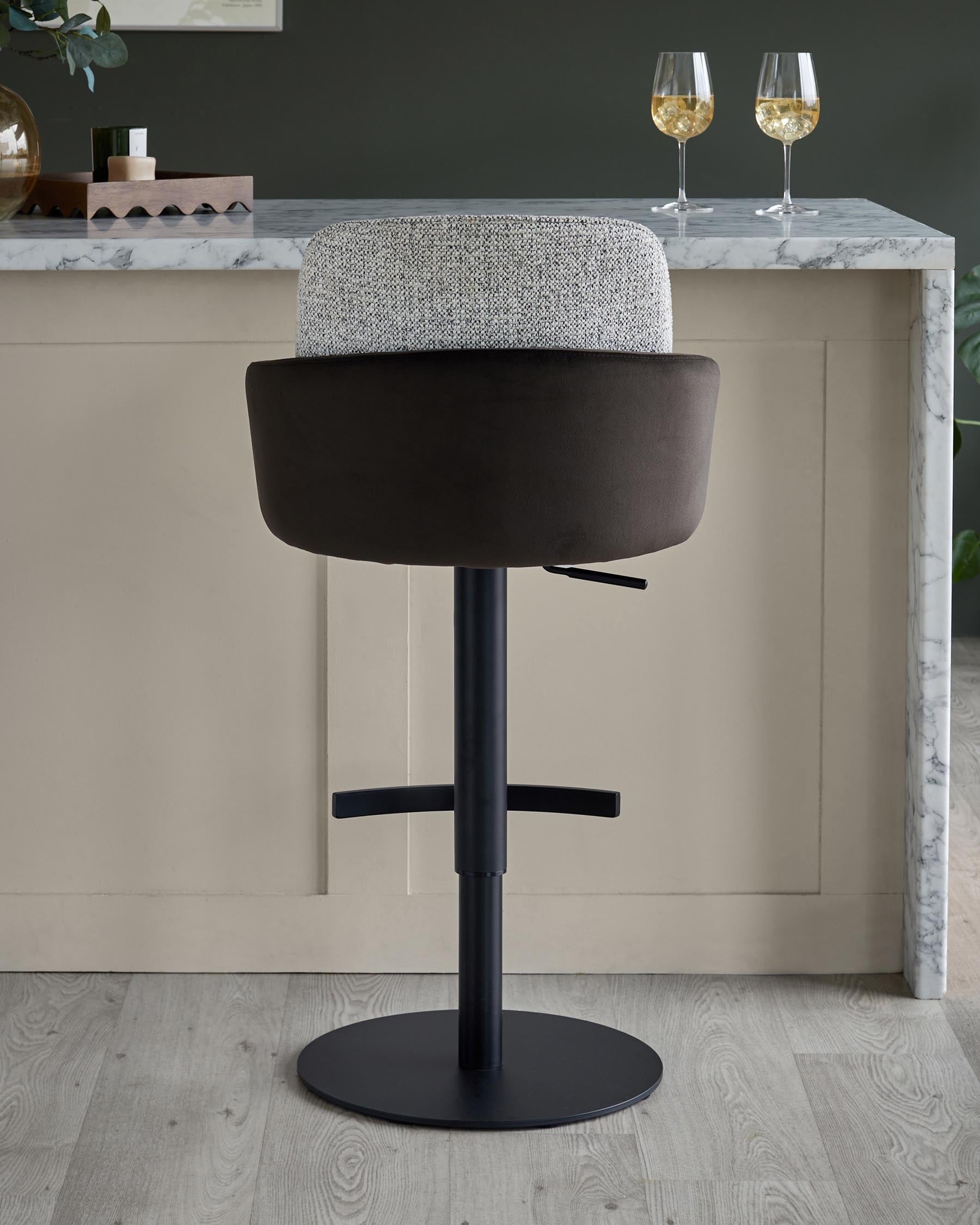 Tabouret de bar à vérin à gaz en tissu gris Wren et velours moka