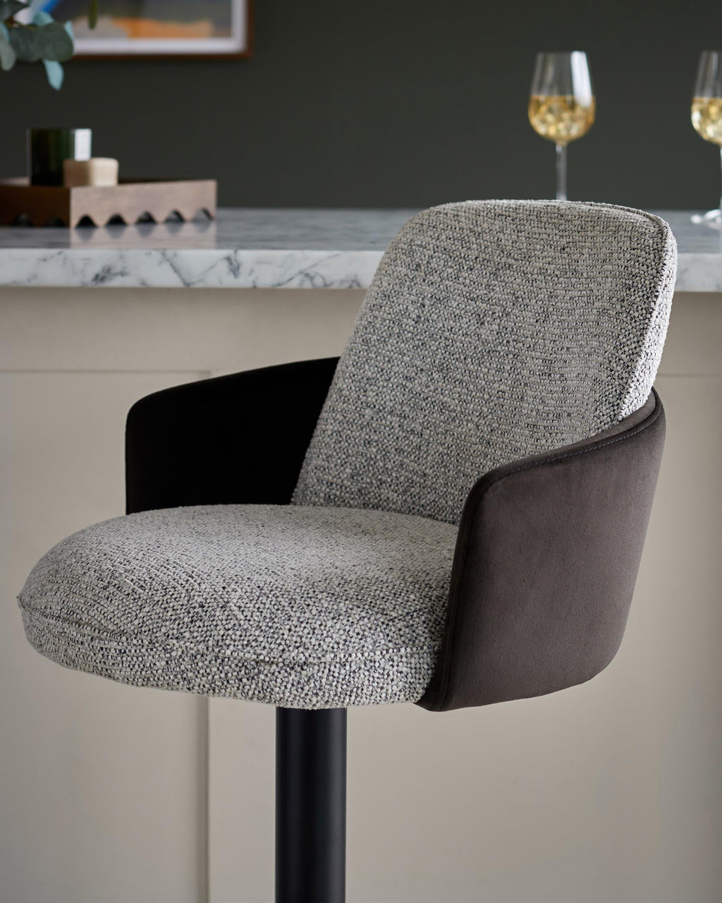 Tabouret de bar à vérin à gaz en tissu gris Wren et velours moka