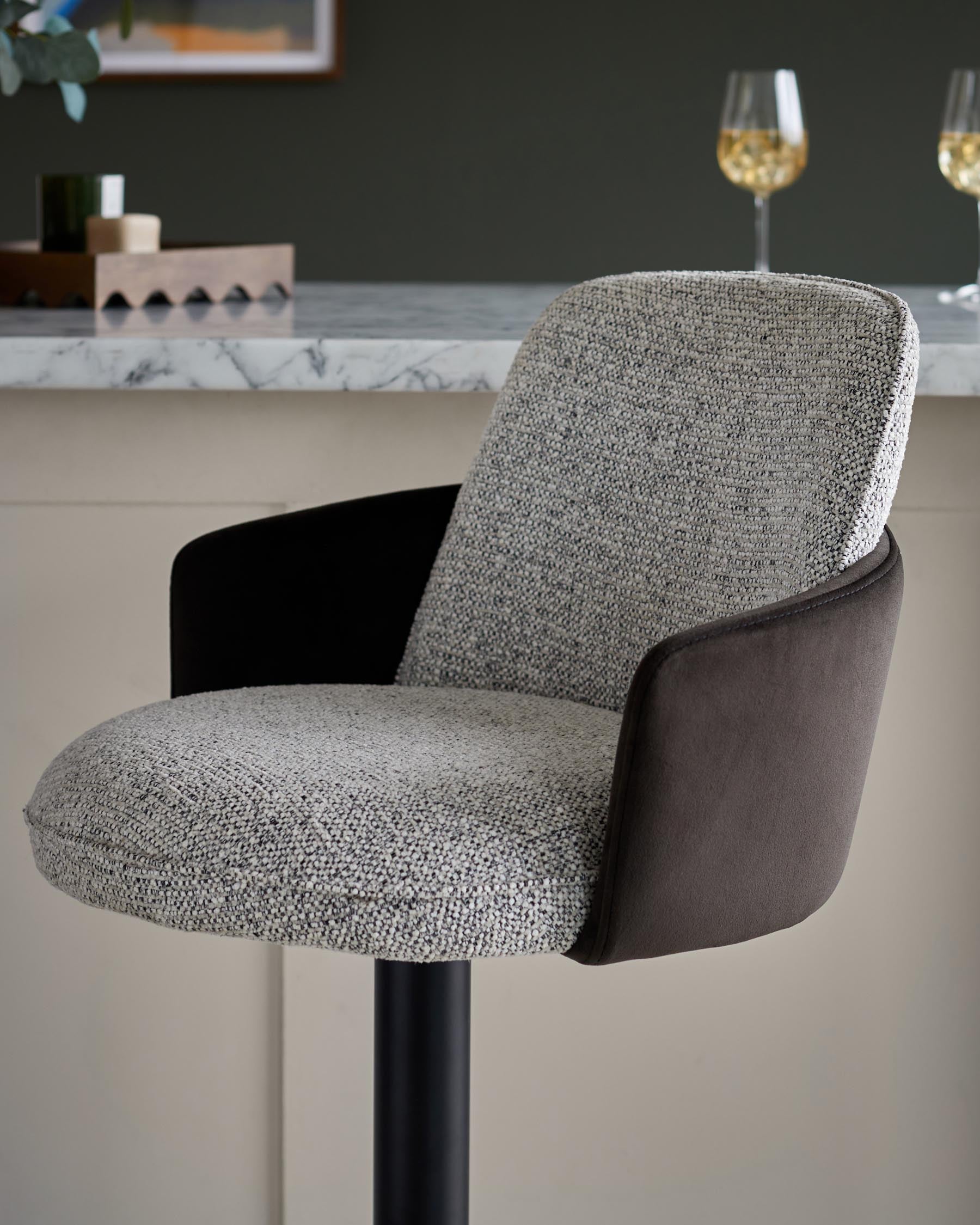 Tabouret de bar à vérin à gaz en tissu gris Wren et velours moka