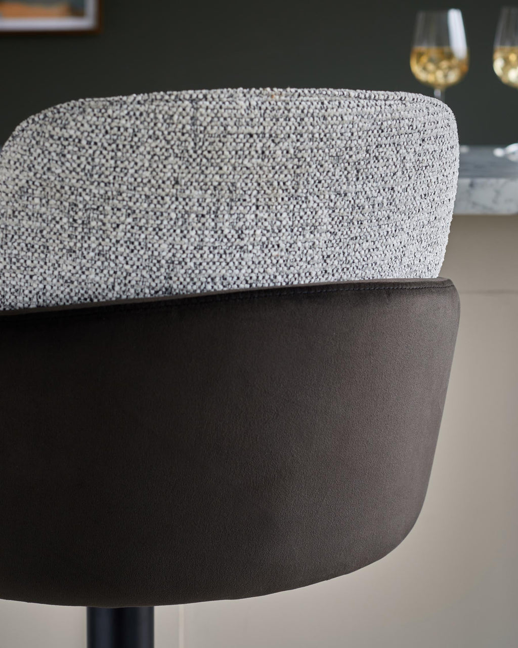 Tabouret de bar à vérin à gaz en tissu gris Wren et velours moka