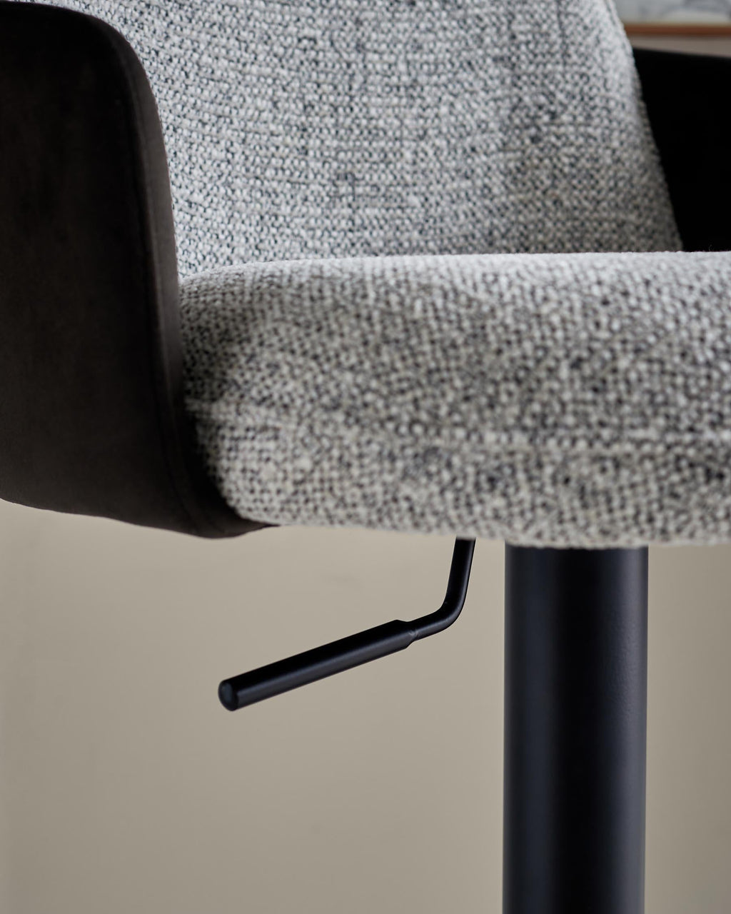 Tabouret de bar à vérin à gaz en tissu gris Wren et velours moka