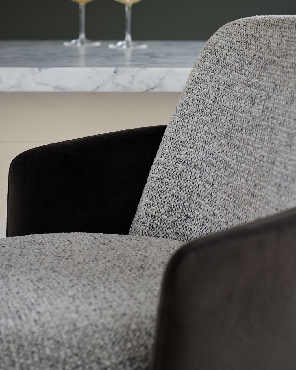 Tabouret de bar à vérin à gaz en tissu gris Wren et velours moka