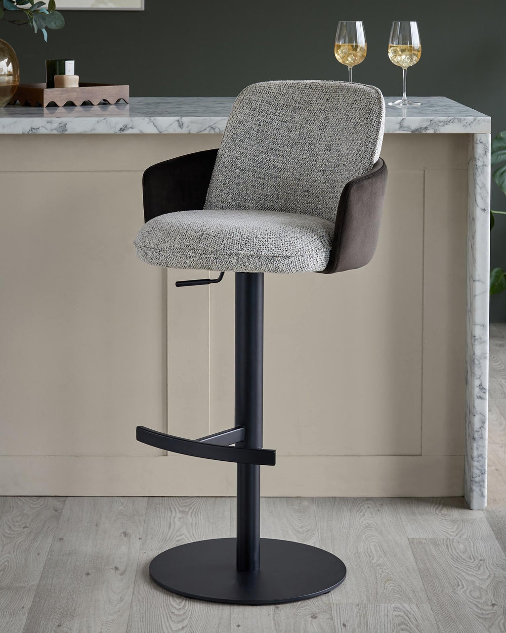Tabouret de bar à vérin à gaz en tissu gris Wren et velours moka