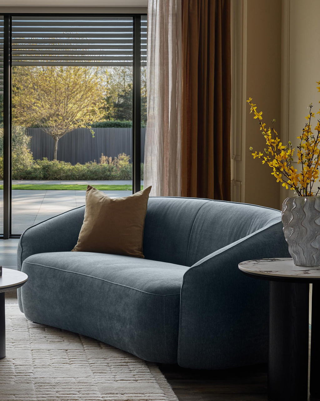 Canapé 2 places Zoey en tissu bleu-gris