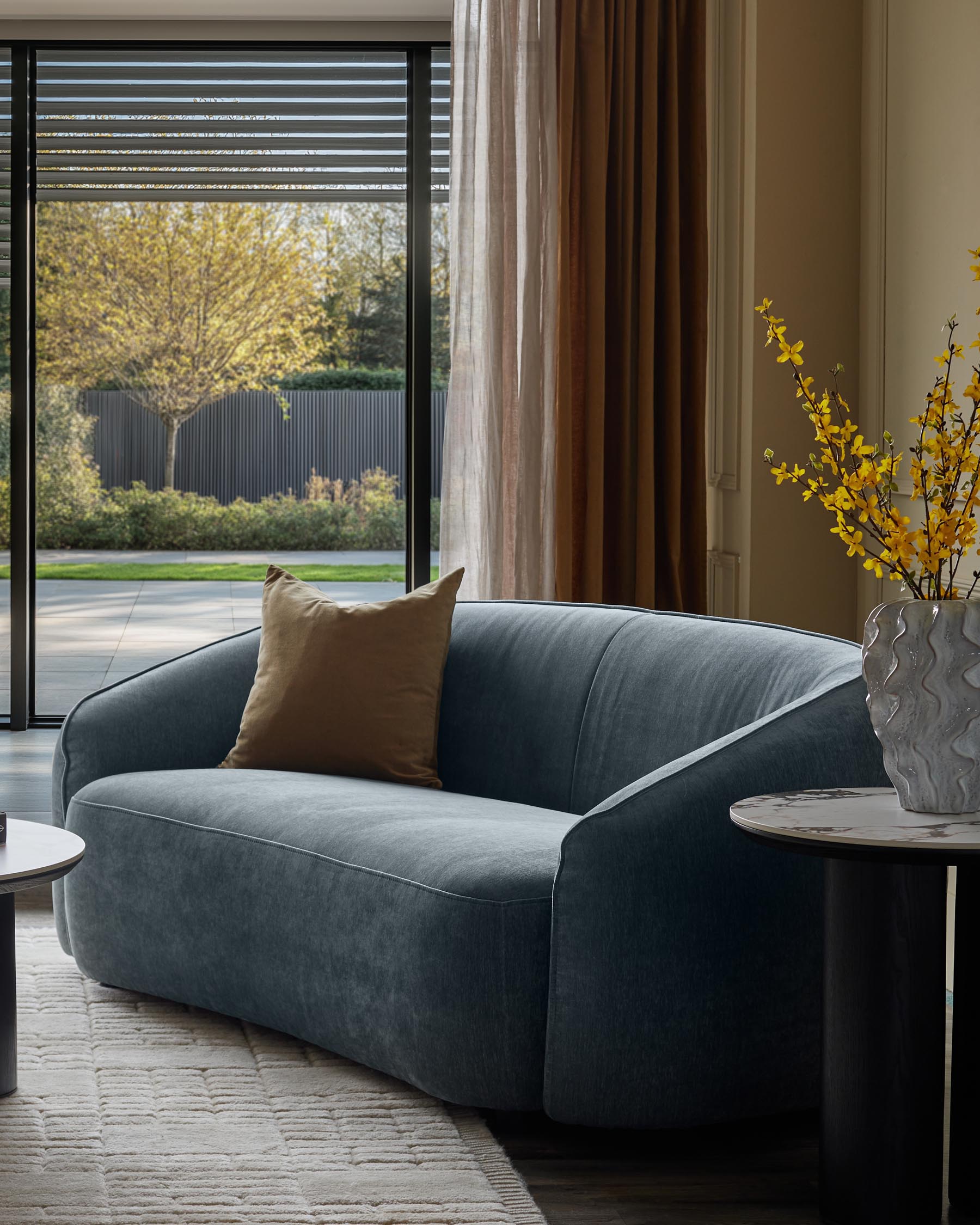 Canapé 2 places Zoey en tissu bleu-gris