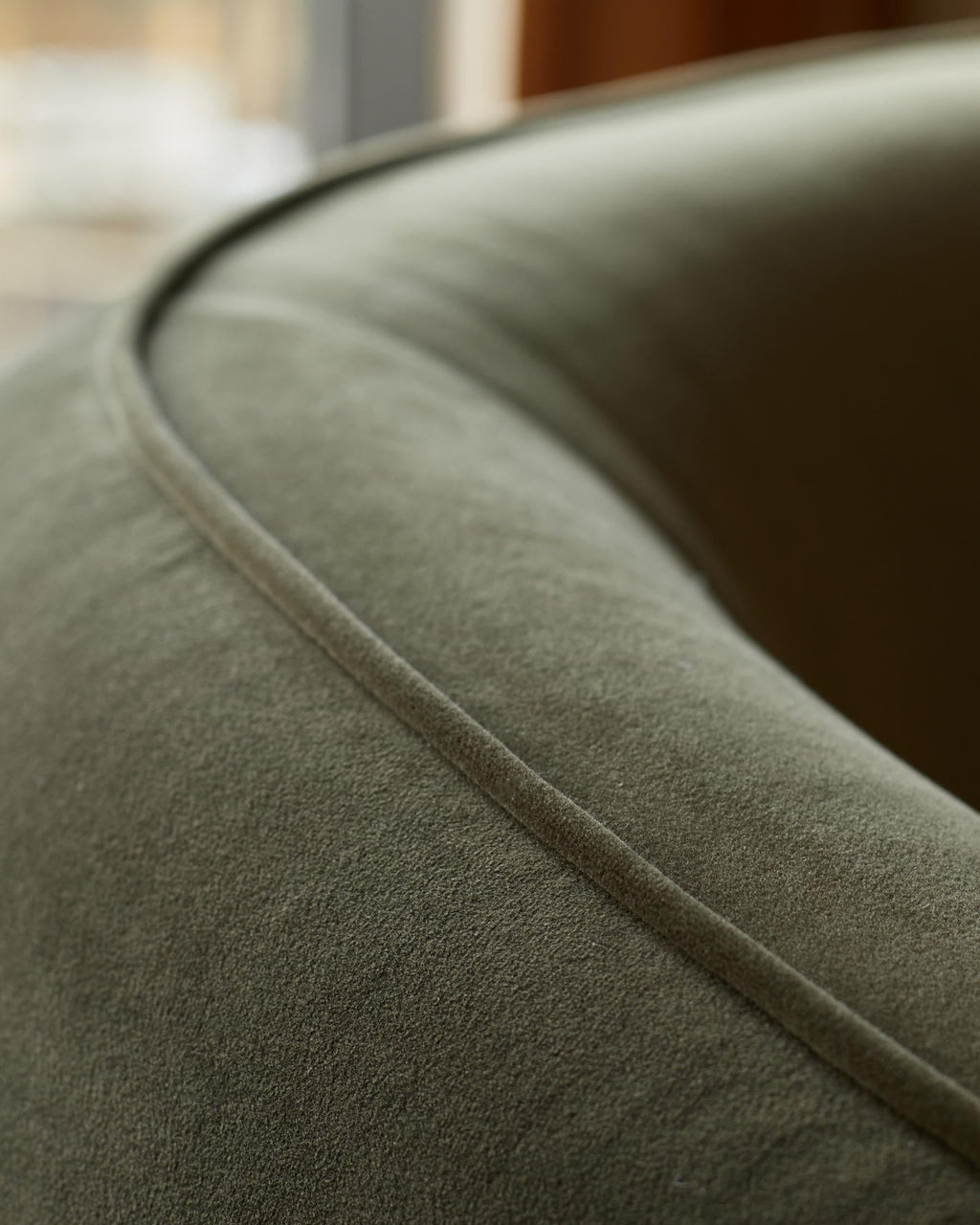 Fauteuil Zoey en velours vert olive