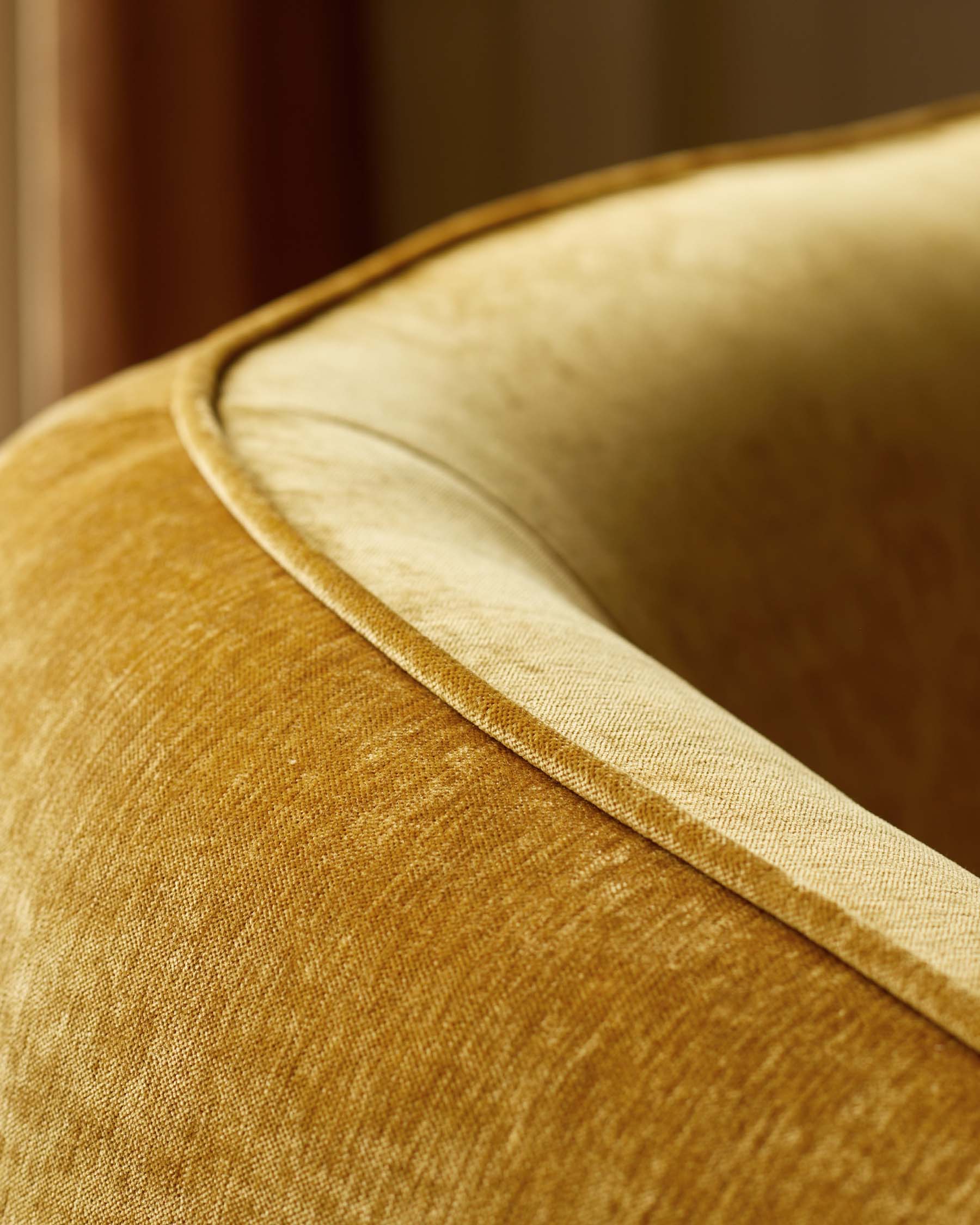 Fauteuil Zoey en tissu ocre